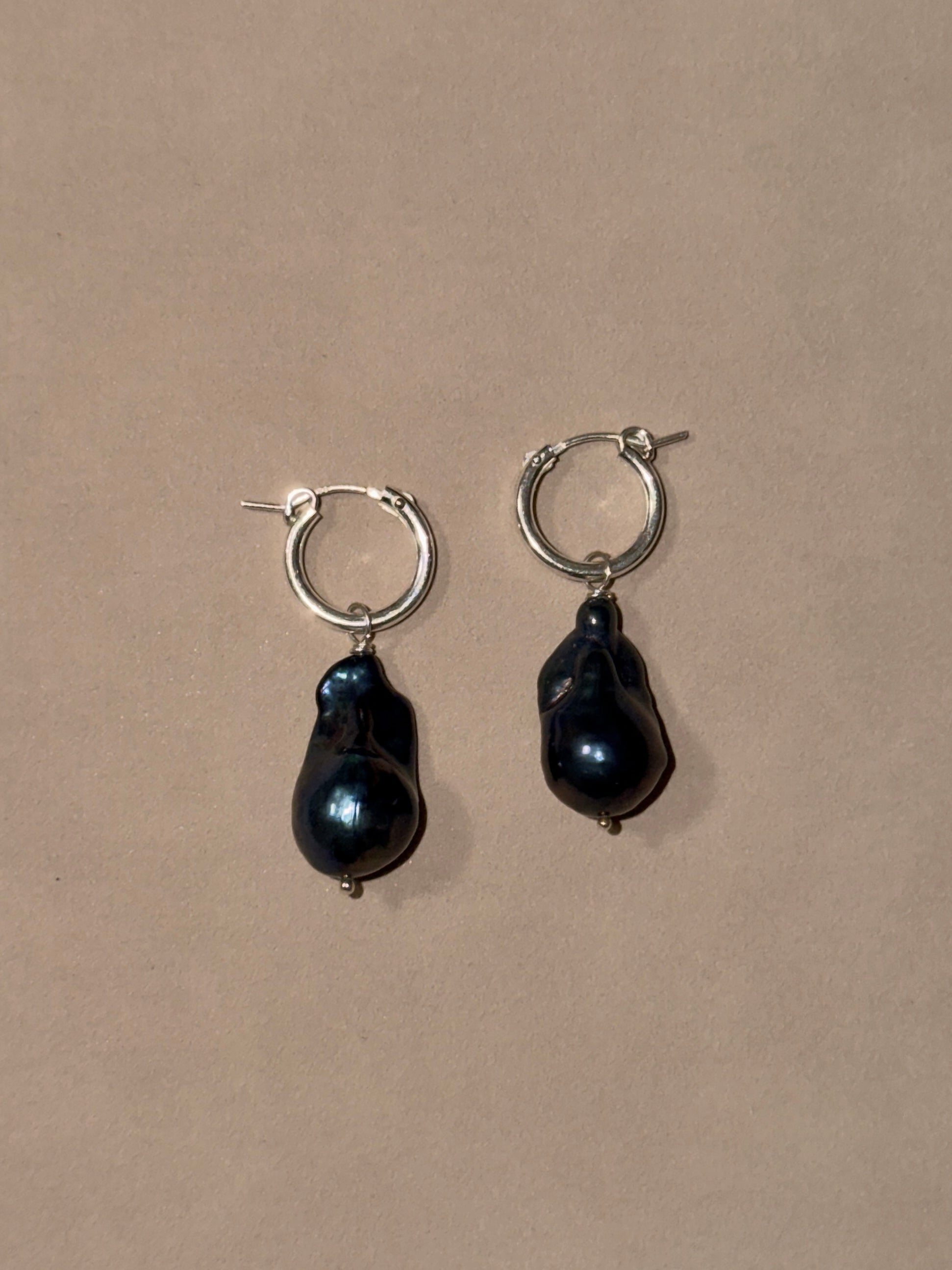 Aurora Earrings in black
